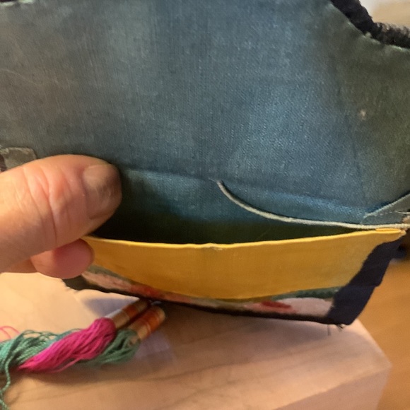 ANTIQUE CHINESE SILK AND SILK THREAD EMBROIDERY PURSE - Picture 8 of 12